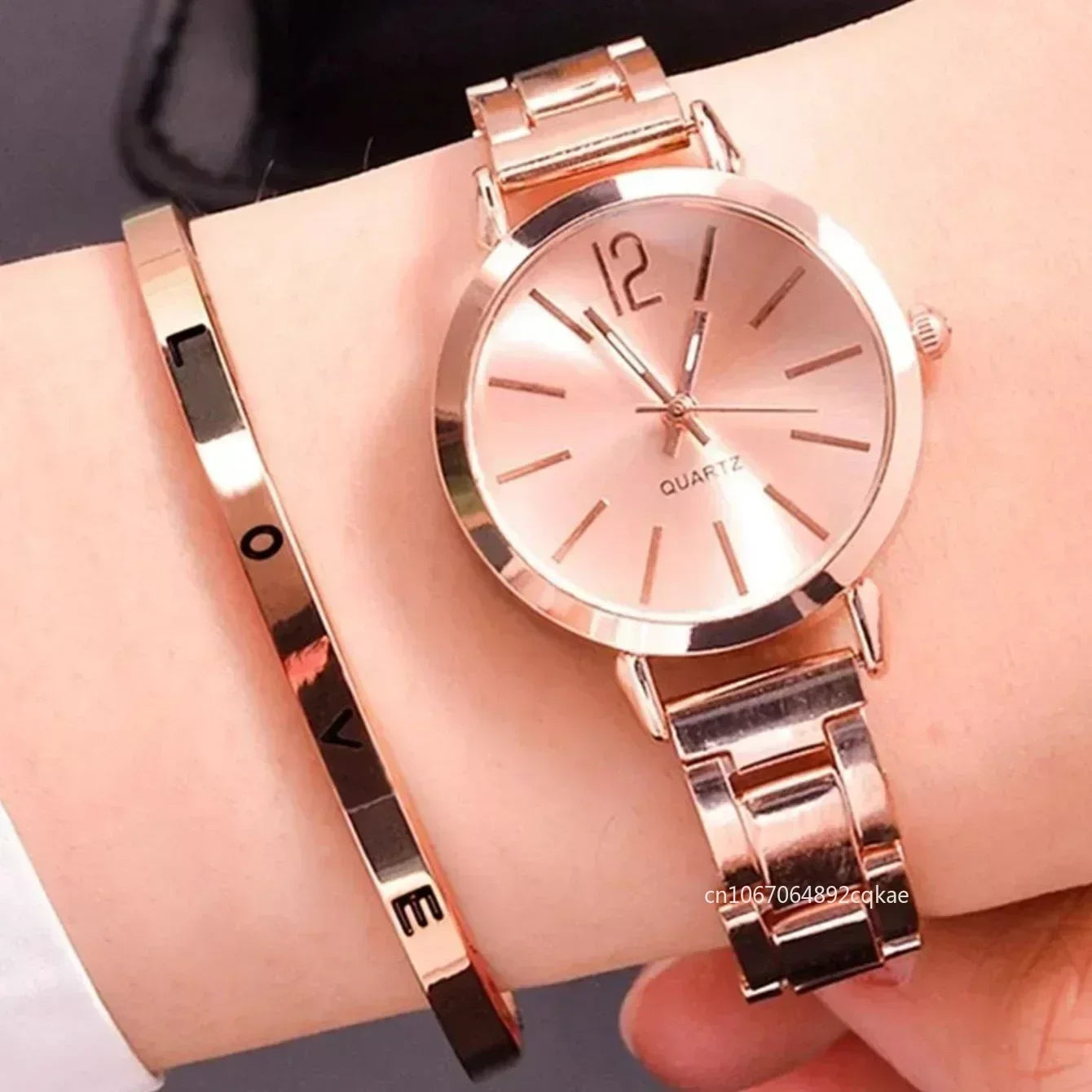 Women's quartz watch with shiny bracelet