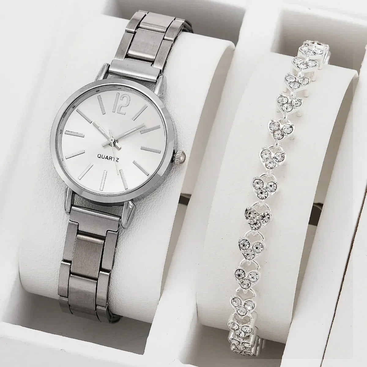 Women's quartz watch with shiny bracelet