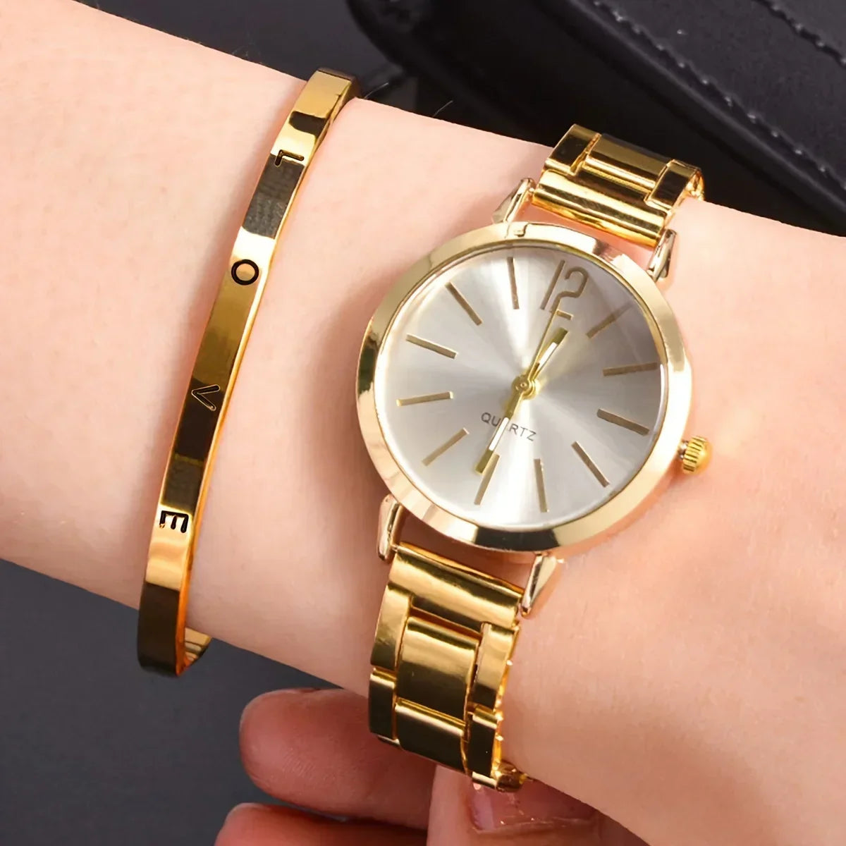 Women's quartz watch with shiny bracelet